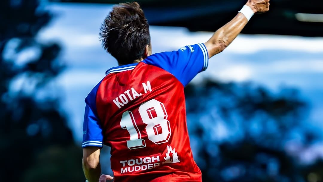 拳を突き上げた“雄姿”…日本人MFが豪州で魅せた躍動シーンに熱視線