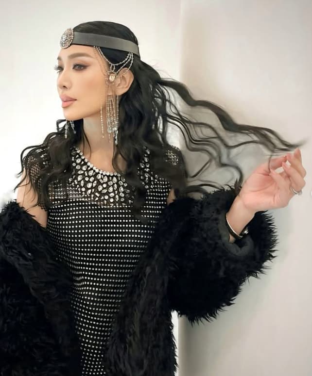 「クレオパトラみたい！」アンミカ、全身黒コーデにエキゾチックと話題に！