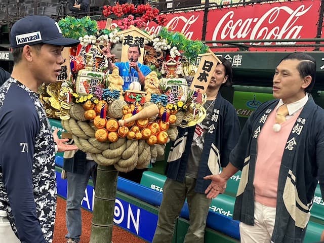 ドケチなオードリー春日が35万円💰の巨大熊手をプレゼント😵「西武愛は本物❗️」