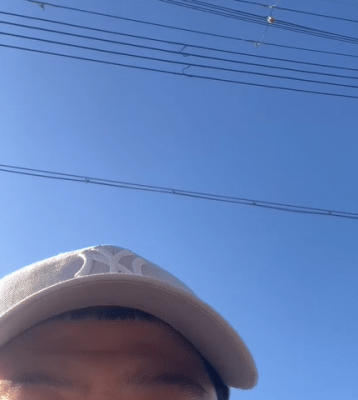 「癒されました～」月亭方正、雲一つない晴天にテンション上がり思わず空バックに自撮り開始！