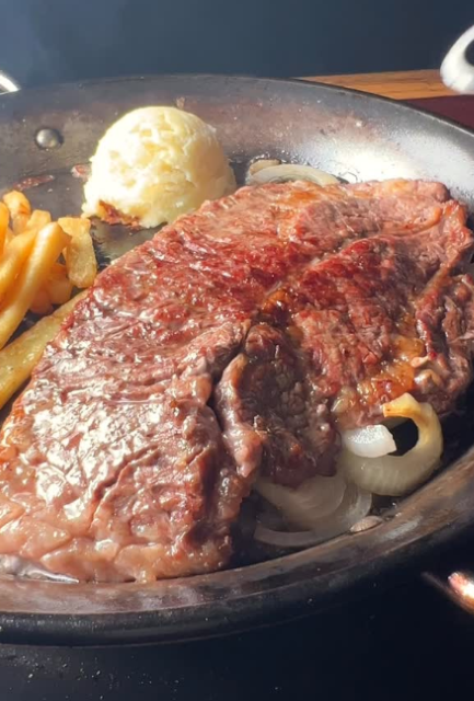 料理研究家・けんた食堂が作る豪快ステーキが飯テロすぎる！「これは堪らん！」と話題に！