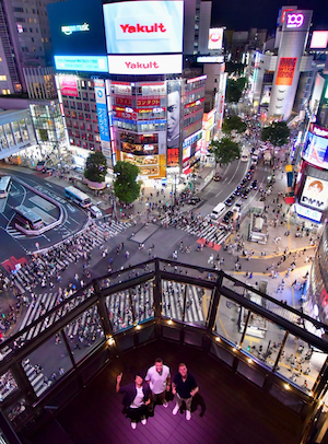 ブライトンの選手達が渋谷スクランブル交差点観光！