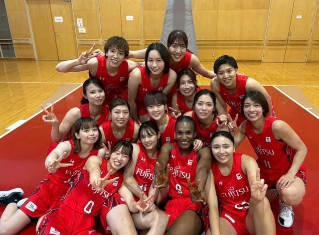 最高の笑顔！林咲希が富士通レッドウェーブの仲間と“新シーズン撮影ショット”披露