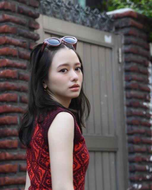 山本舞香がハーフツインにヘアアレンジ！街中でのエモ写真も公開