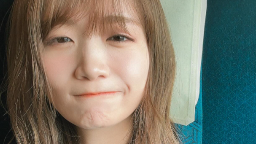 秋元真夏の“ラフすぎる私服姿”に絶賛の嵐！ブルーTシャツで魅せたプライベートショットが話題