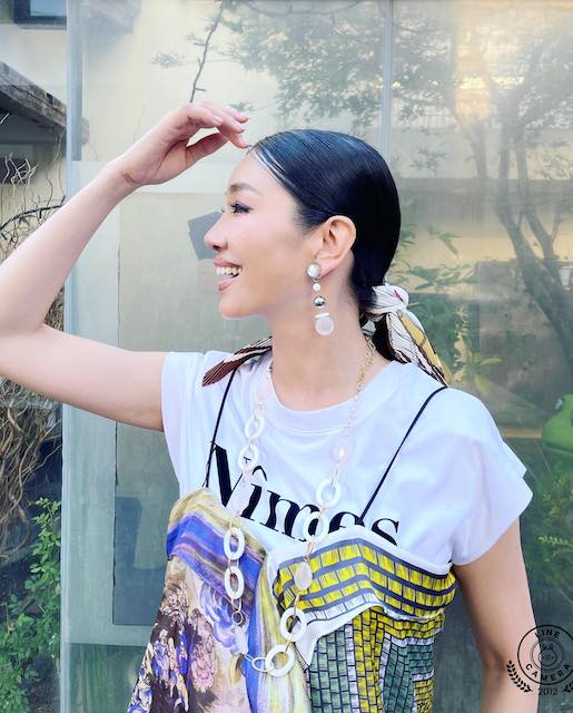 アンミカが色鮮やかなビスチェコーデを披露「華やかなスカーフ柄は着こなしやすい😊」