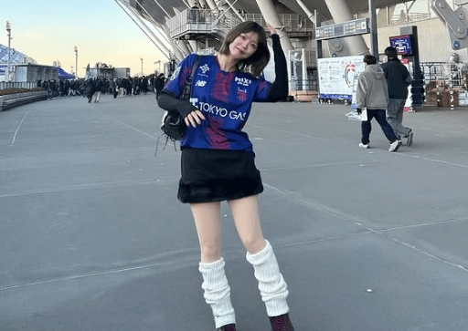 「美脚ですね」サッカー美女子、スタジアム前のルーズソックス＆ユニ姿にファン歓喜！「めちゃくちゃ可愛いユニフォーム」