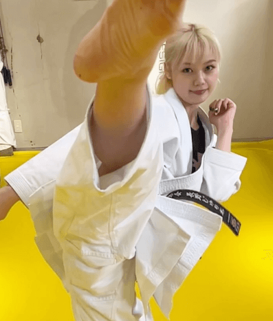 「夢に出てきました」金髪の美女空手家、道着姿で”エナジー・ハイキック”を披露！ファン・ノックアウト「顔に見惚れて、僕は確実に顔面を蹴られますね」