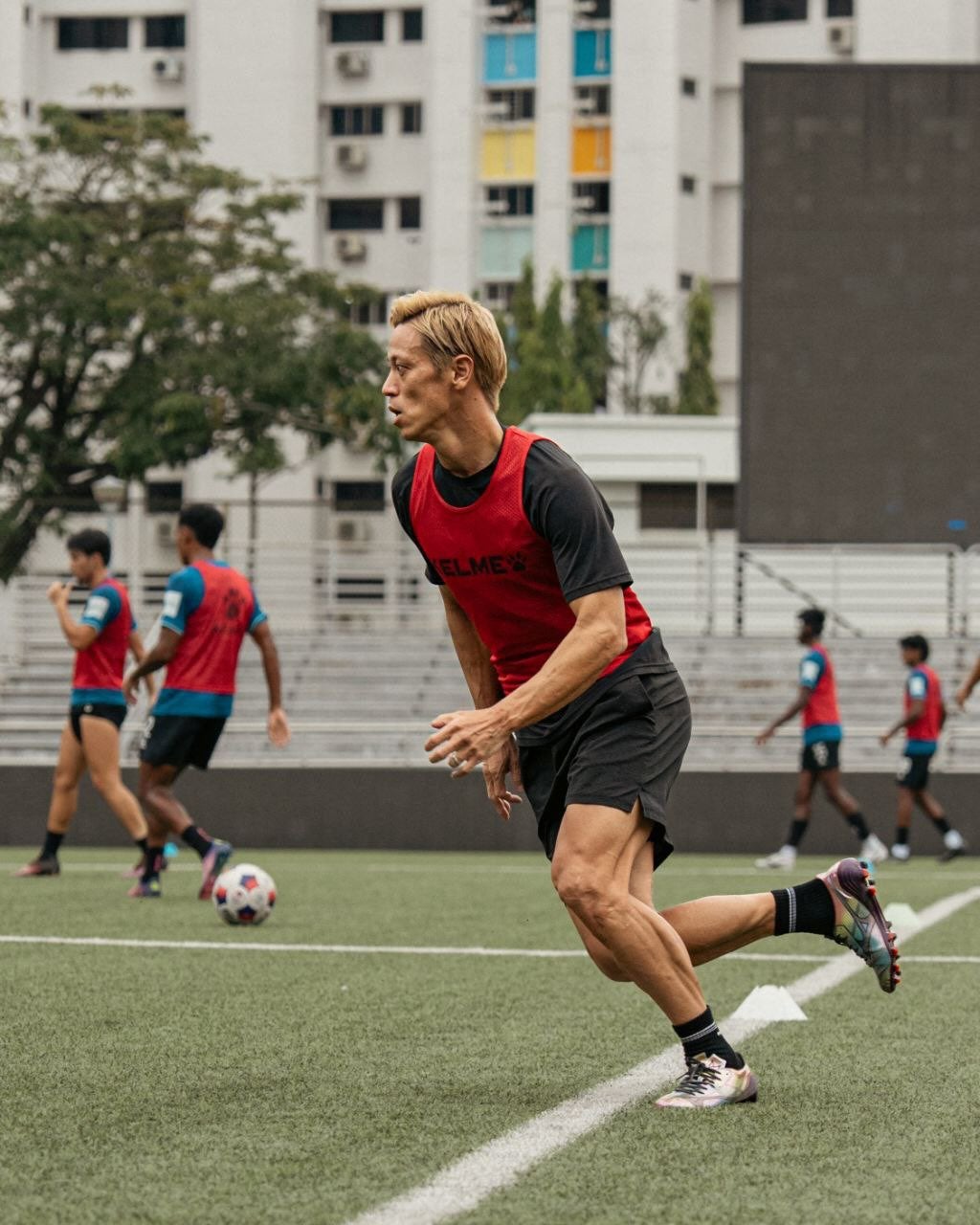 本田圭佑、躍動するトレーニングショット披露　現場の臨場感あふれる一枚が話題