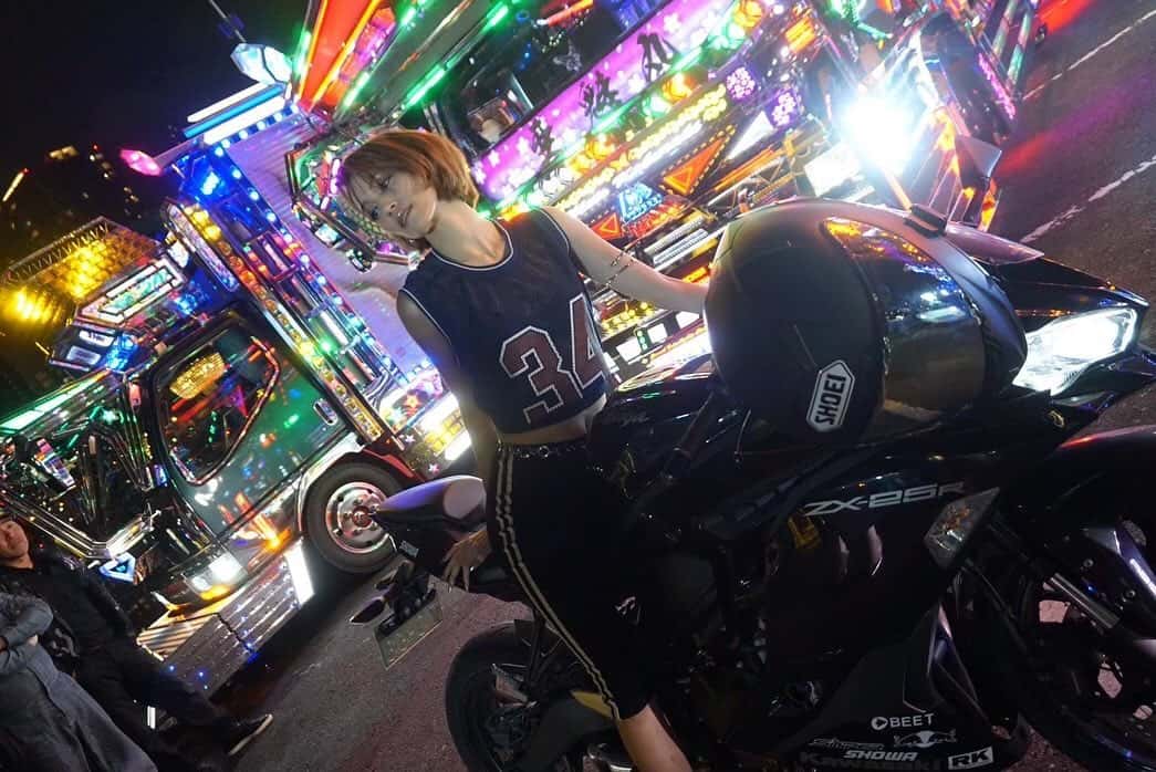 人気アーティストが単車に！？「どっかのマダムみたい」