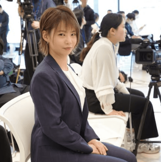 「みんなから大注目されてますね」元スピードスケートの美女、記者デビュー！？会場ショットにファン注目の眼差し「凛々しい記者姿もイイね」