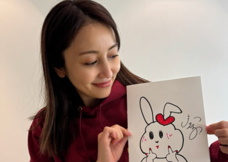 矢田亜希子、「ラッピーデパート」で自作イラストを展示！ファンから反響！