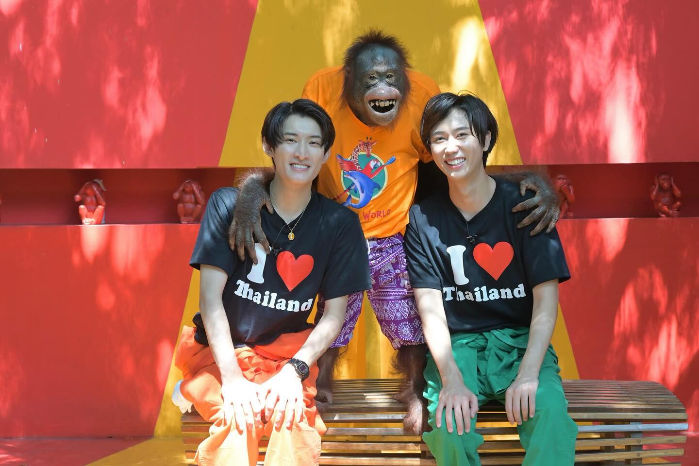 Snow Man・阿部亮平、向井康二とオラウータンのラブラブショットが話題✨「永久保存版❤️」