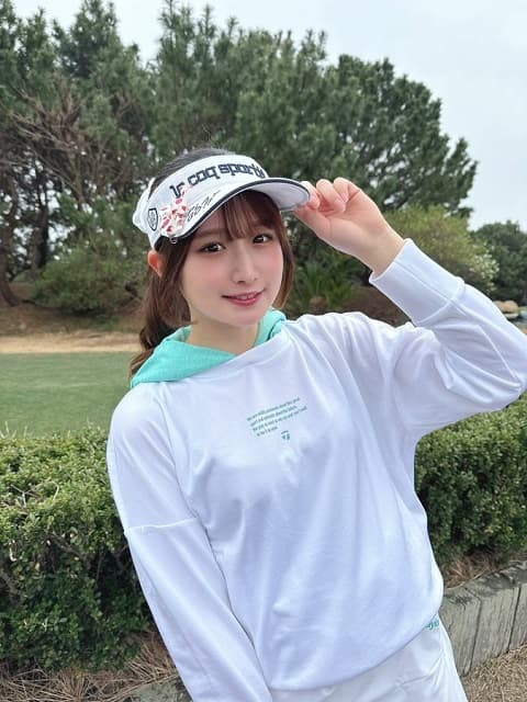 アイドル 貝賀琴莉がマネージャーとゴルフに！キュートなウェア姿を披露
