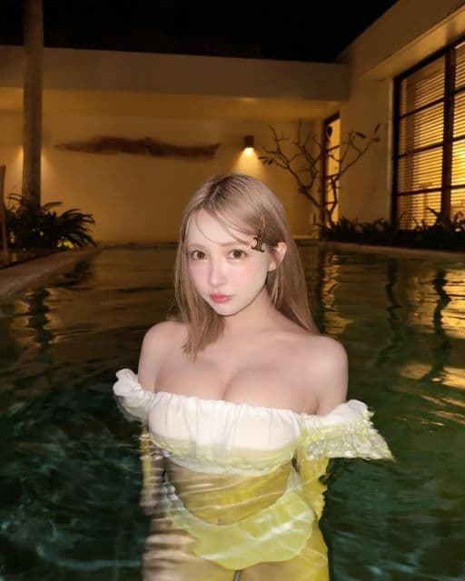 三上悠亜、沖縄でプールを満喫するショットを公開しファンからは”可愛さ、天才”の声！