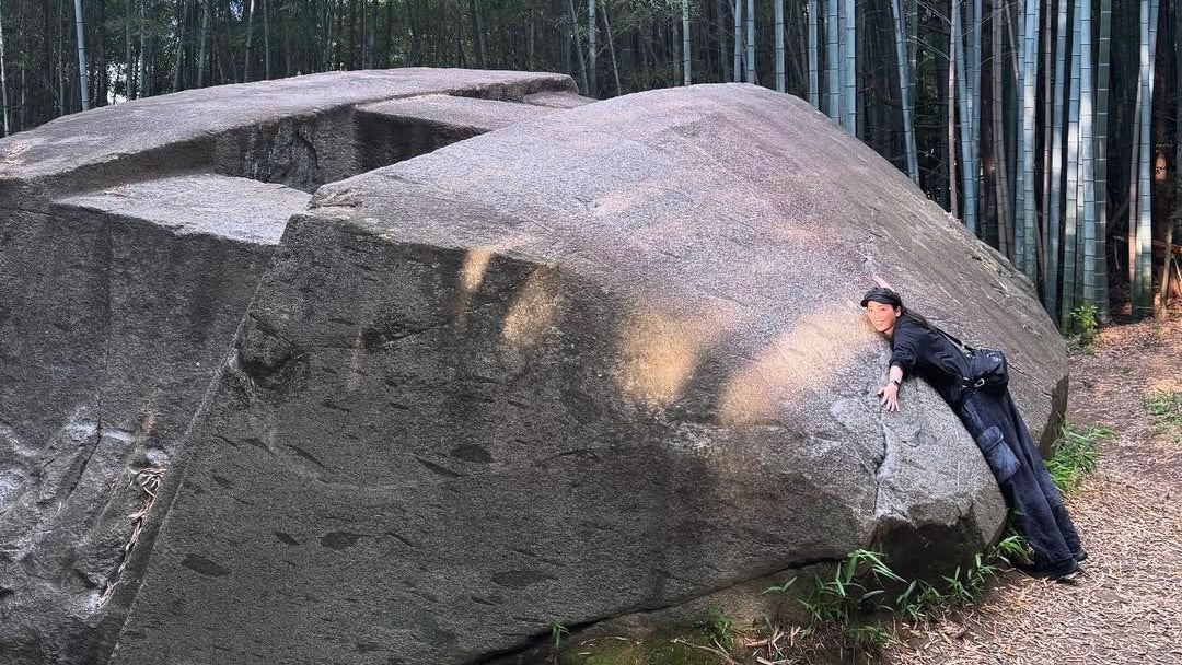 杏、〇〇派！？巨大石造遺跡・益田岩船とのコラボショットが話題に！