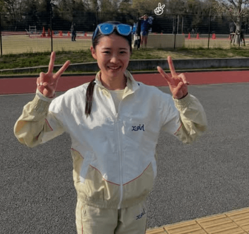 「オール・ザ・ベスト！」美女陸上ハードル選手、スタジアムで魅せた”ピースショット＆ナイスラン”にファン拍手喝采！「NICEすぎ」