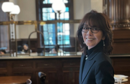 柏木由紀子、新刊発売へ！シックなカフェショットが話題に