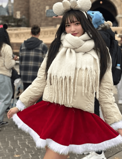 「いつも綺麗だぞっ」話題の美BODYラウンドガール、シンデレラ城バックの”スカート持ち・本気ショット”を披露！