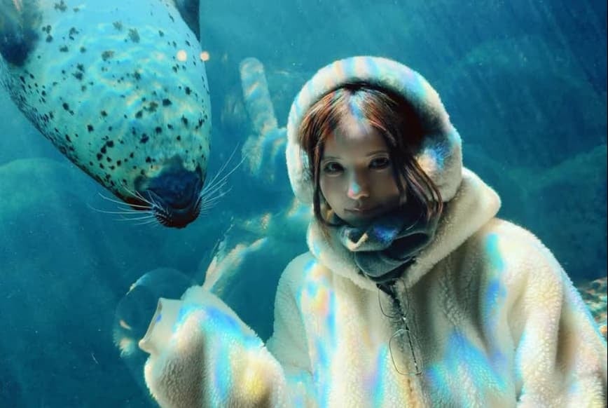 水族館を貸し切った！？益若つばさ　動物たちとのキュートな写真を公開！