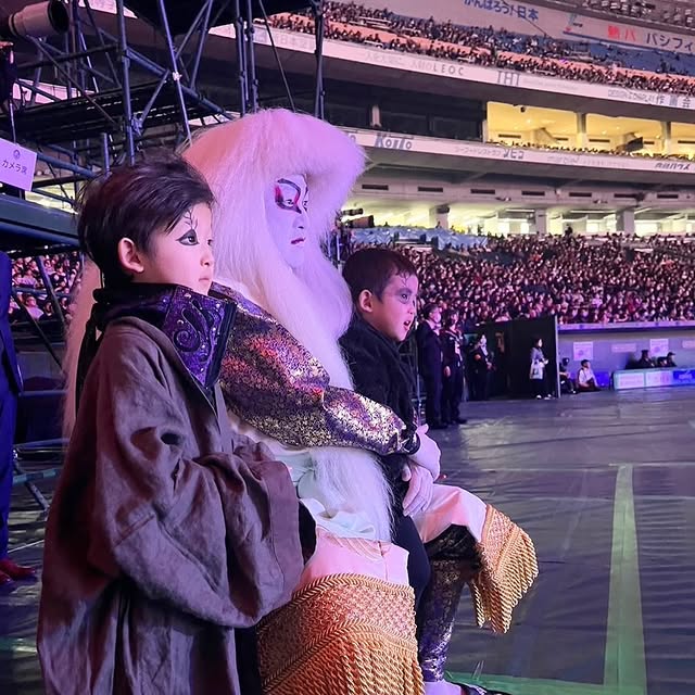 中村獅童、新日本プロレスDOUKI入場セレモニーでサプライズ登場の息子オフショ公開！カッコ可愛いすぎてファンメロメロ