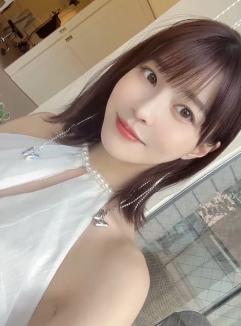 「綺麗すぎて、この星の人じゃないかも」岸明日香の“宇宙に飛んでいきそうなドレス”姿にファンからコメント続々