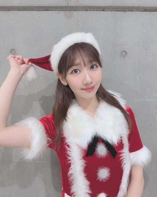 柏木由紀がサンタコスを披露！美脚ミニスカサンタにファン絶賛💕
