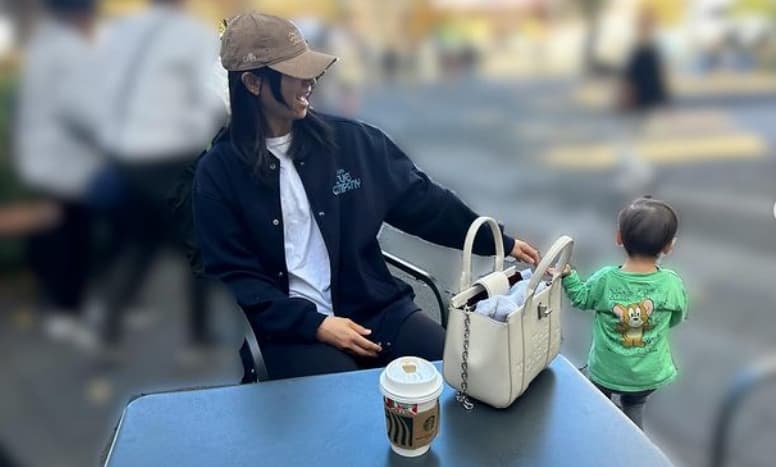 人気モデル〇〇、次男の元気な日常がほほえましい！手を振りほどいて逃走の瞬間をシェア