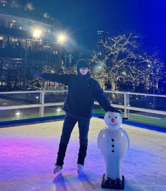 浅田舞、冬の屋外リンクで爽快スケート！片眉のチャームポイントが話題