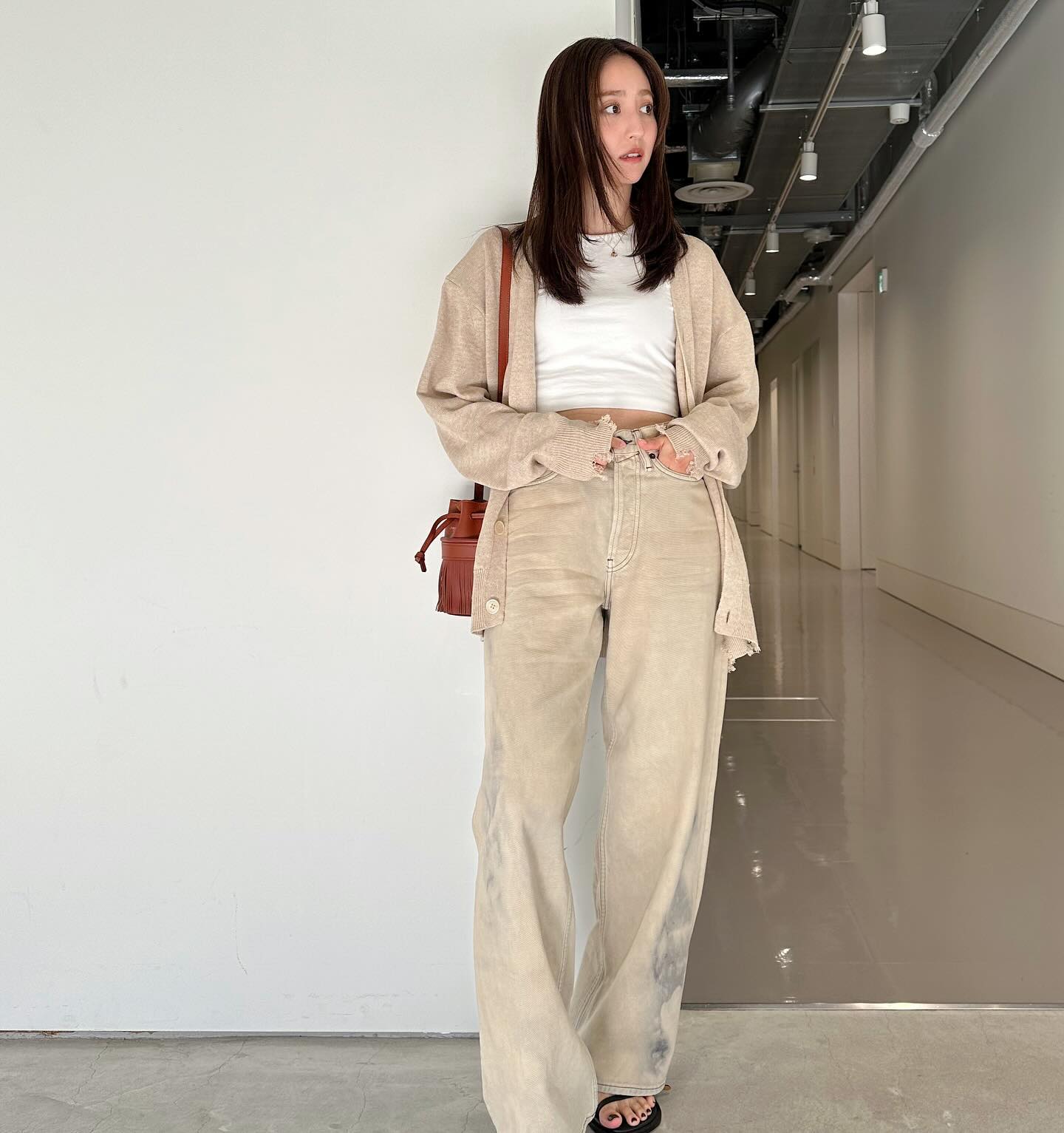 センター分けが可愛すぎるあの人気モデルの抜群スタイルにファン「ぶち可愛い」「オシャレ」