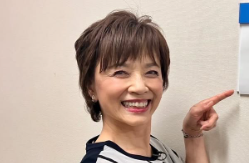 「この笑顔に元気もらえる！」榊原郁恵、楽屋前ショットで『ホンマでっか！？TV』出演を報告