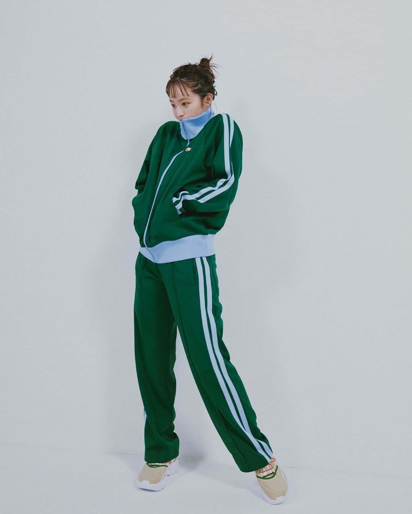 生田斗真の妻・清野菜名が「Ray BEAMSとのコラボ第2弾解禁」でファン「絶対買います🫶🏻🍛」