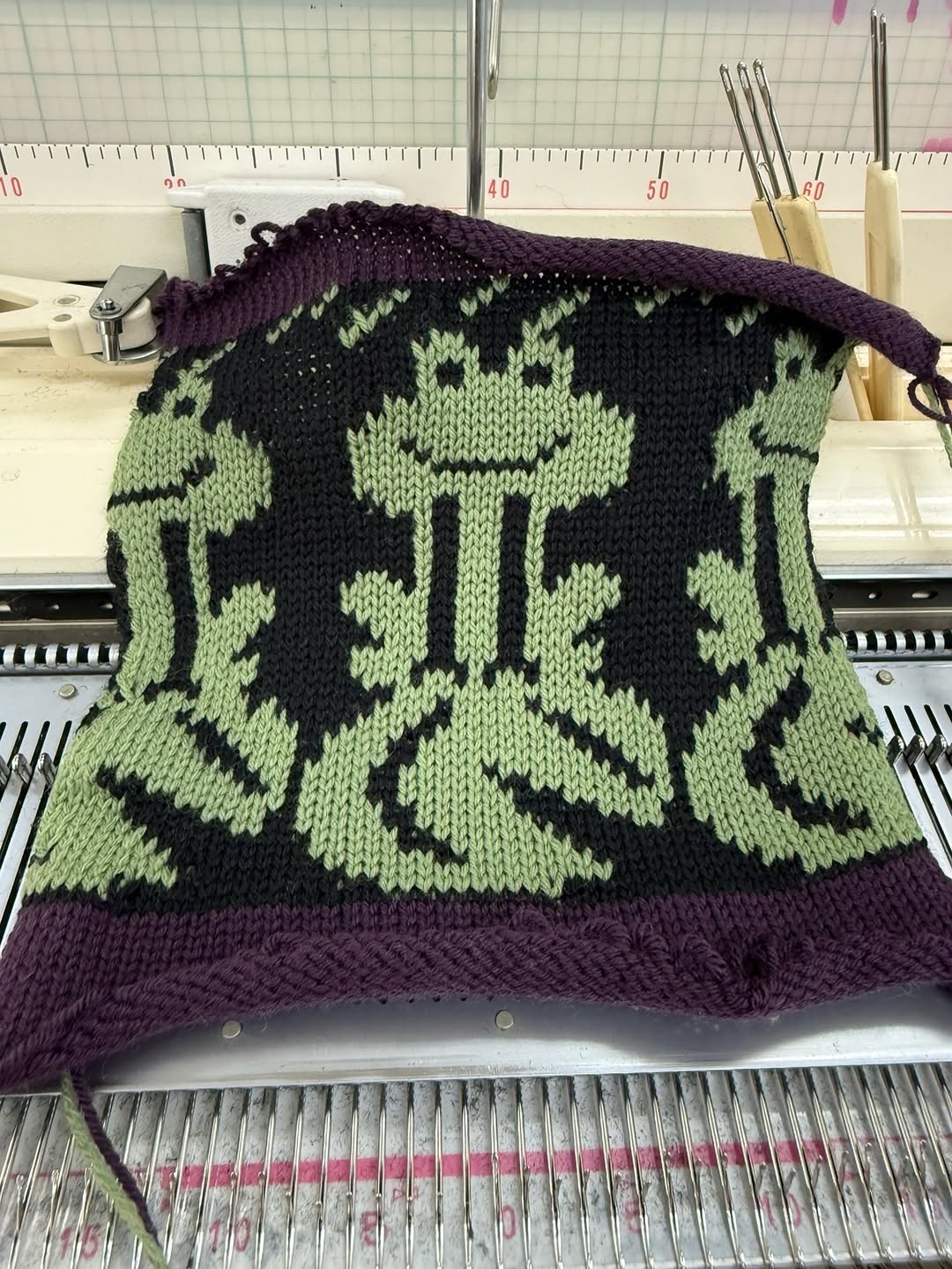 「絶妙なタッチ」つるの剛士の奥さんが編み機で試し編み！