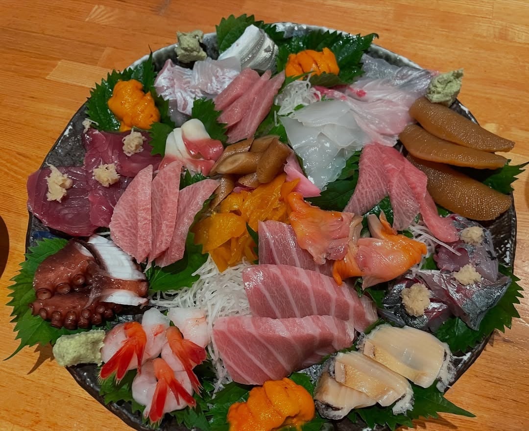 視覚も味覚も満たす極上体験！ペナルティヒデが堪能した芸術的刺身盛りとは！！