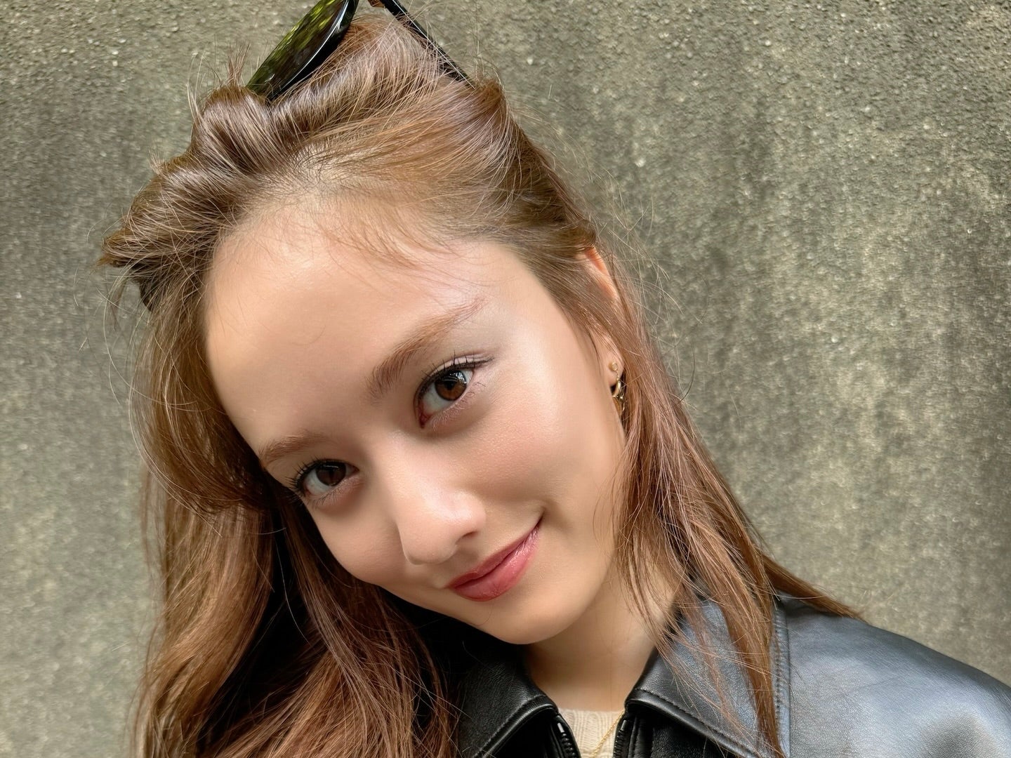 “大人の余裕が漂う…” 谷まりあ、レザージャケット纏う最新ショットにファン魅了