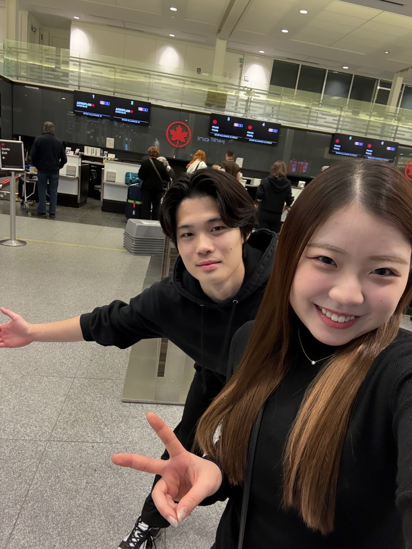 紀平梨花＆西山真瑚ペア、帰国！笑顔で「予選会頑張ります」新たな挑戦へ再始動