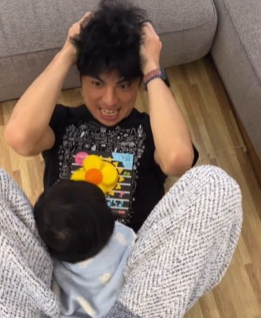 「この腹筋なら永遠にできるかもしれない」小島よしおが息子を乗せて幸せなトレーニング！