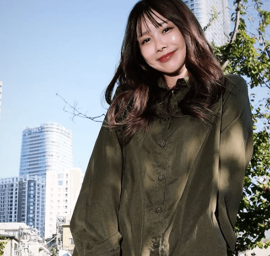 「4枚目の写真すごく好き！」あの人気スポーツグラドルが大都心のなかで…都会のオアシス・ミドリショットにファンの心が浄化！