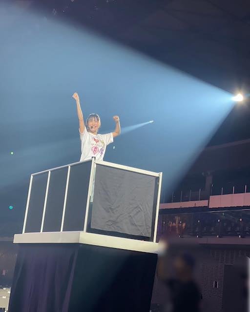 ももクロ・高城れにがツアーのリハ中のオフショットを公開🎤「可愛すぎて元気出た✊🏻🤍」