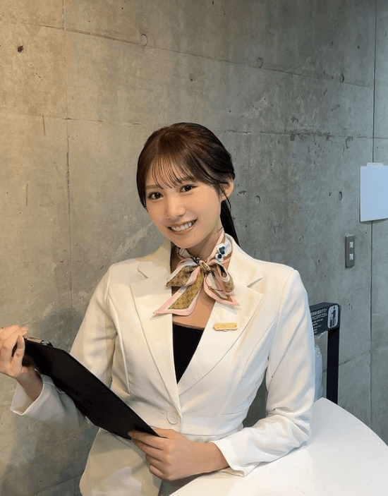 人気グラドル・横野すみれが魅せた、”受付嬢”風の最新ショットが美しすぎると話題に！