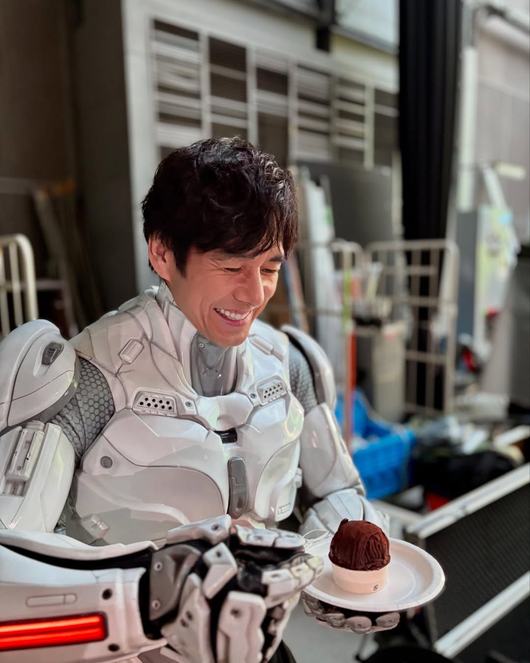 ダイワマンが変身姿で〇〇を食す！？西島秀俊のスイーツショットに注目集まる！