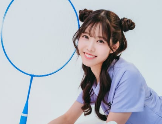 「可愛すぎる〜！」人気モデル、スポーツ女子モードで魅せた”テニス＆バドミントンガールショット”にファンときめく！
