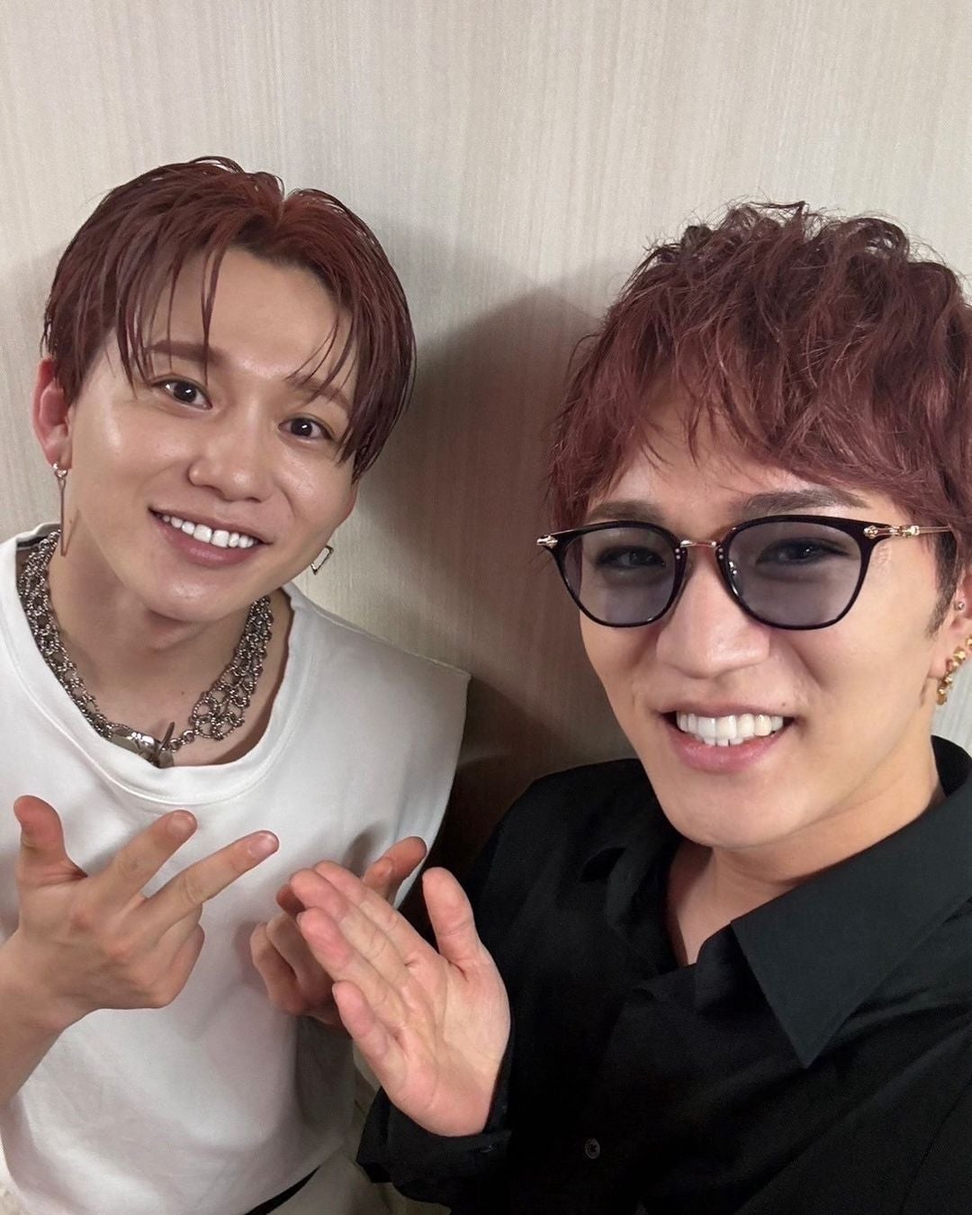 「赤髪お揃い」人気アーティストのツーショットにファン悶絶「ほっこりしました！」