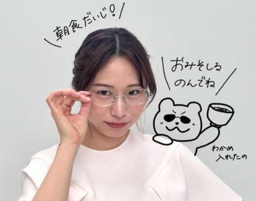 「先生、眼鏡姿も良くお似合いです」美女アナウンサー、ティーチャーモードの”朝食だいじ・ショット”を披露！ファン歓喜