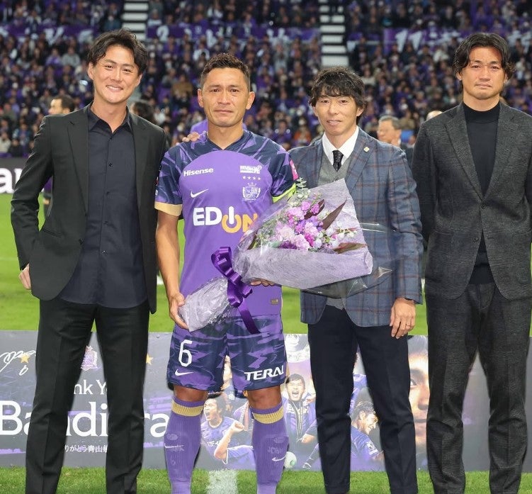 「何度見ても泣く…」かつての戦友たちが駆け付けた、青山敏弘・涙の引退セレモニー