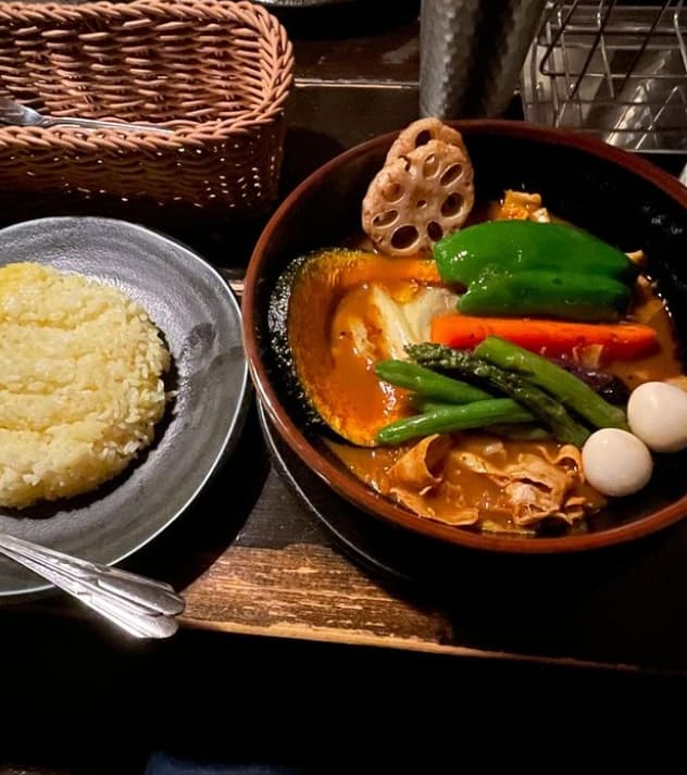 人気芸人〇〇が、札幌ロケの締めはコレ！絶品スープカレーでほっこり