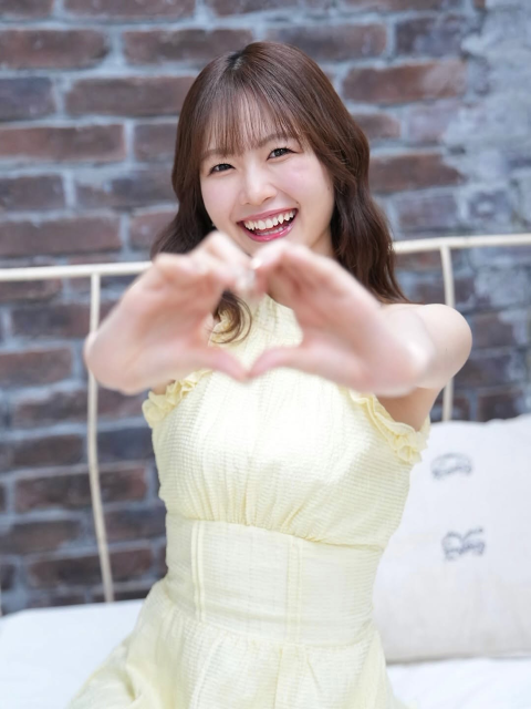 「可愛すぎて心臓が止まるかと思った」ノースリワンピから美肌チラリな激カワモデル、