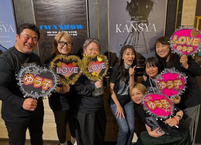 北斗晶がお手製の推し団扇を持って大物女優の50周年ライブに参加！