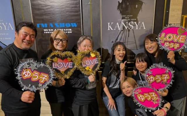 北斗晶がお手製の推し団扇を持って大物女優の50周年ライブに参加！
