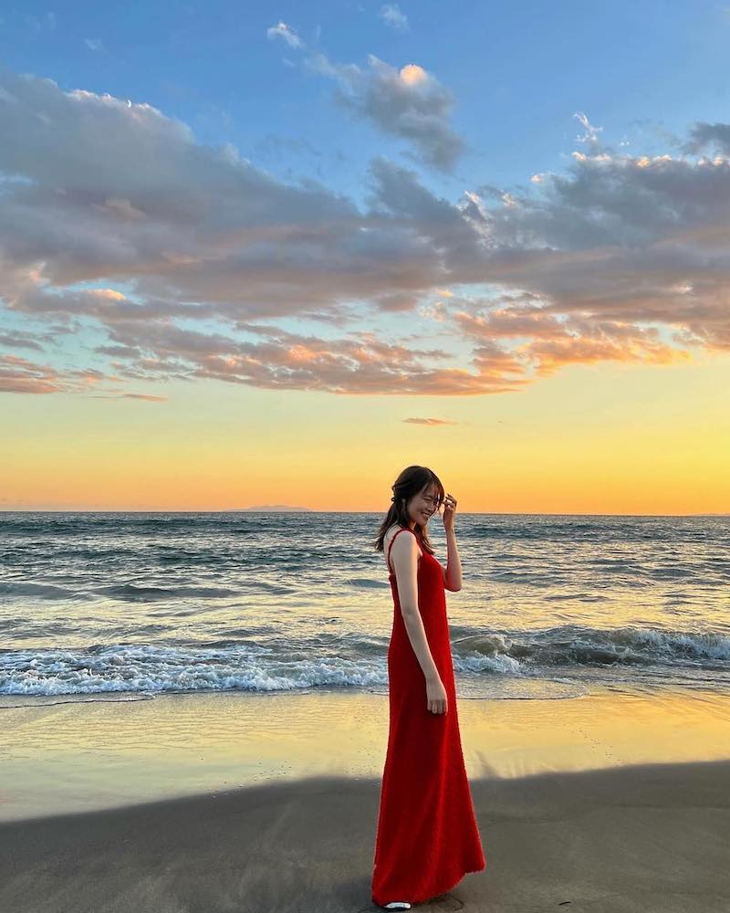 山崎怜奈のカレンダー発売📅海辺でのショットを公開📷✨